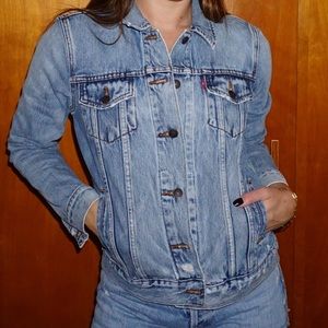 LEVI’S DENIM JACKET